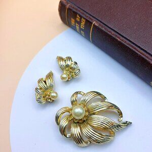 Vintage 1950s Coro Gold Tone Flower Brooch and Clip-On Earrings